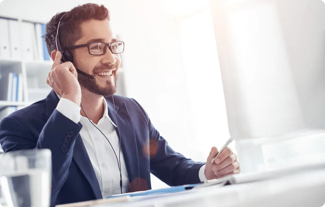 A trader using Smartphone to contact FxProMeta